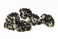 Knusper Salmiak Dreiecke, Weiße Schokolade Knusper Salmiak Dreiecke, Weiße Schokolade